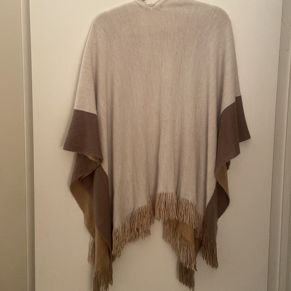 Neutral poncho - Picture 2 of 2
